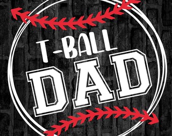Puede incluir: Un gráfico blanco y rojo con temática de béisbol con el texto "T-BALL DAD" dentro de un círculo blanco, con detalles de costura rojos. El fondo es un patrón de ladrillos oscuros. La parte inferior de la imagen incluye el texto "INSTANT DOWNLOAD SVG - PNG - JPG".