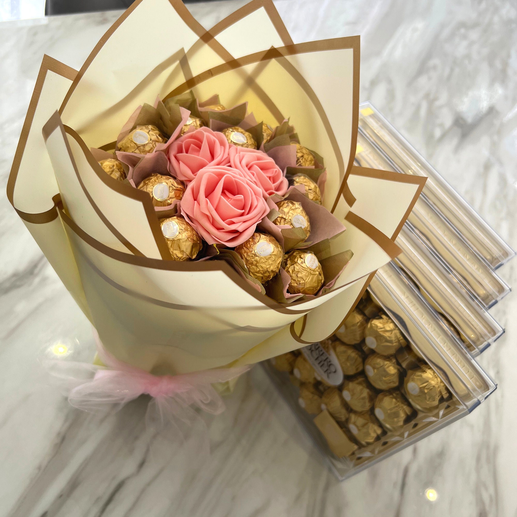 Grand bouquet de chocolats Ferrero Rocher Lindt Cadeau de janvier Cadeau  pour elle Cadeaux Saint-Valentin Cadeau de remerciement Bouquets de chocolat  -  France