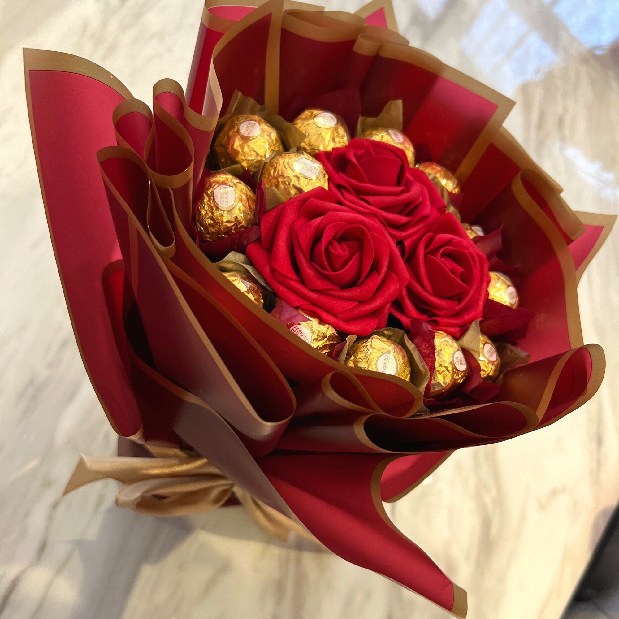 Rolled money bouquet with flowers and Lindor chocolate