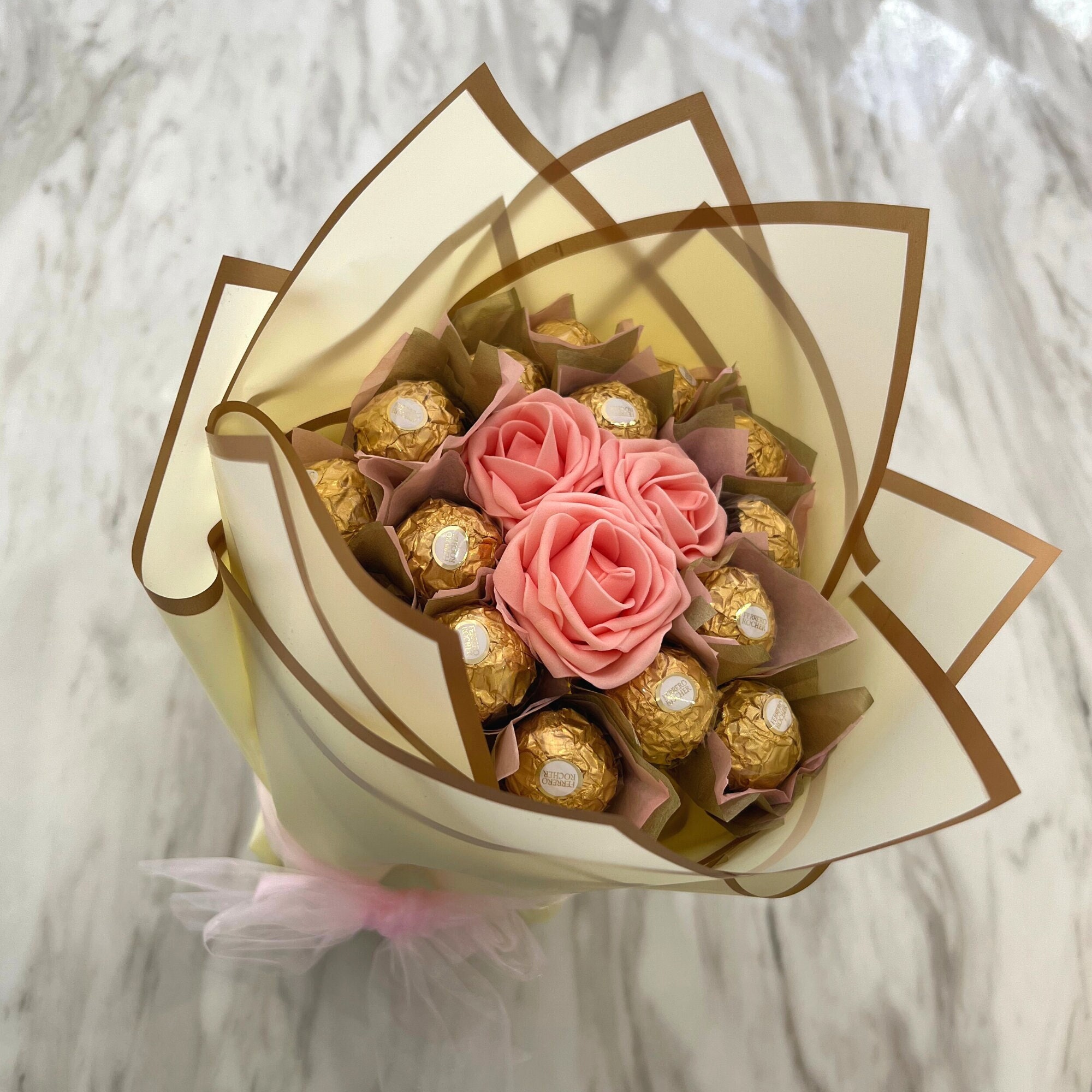 Bouquet de fleurs et 33 chocolats Ferrero Rocher