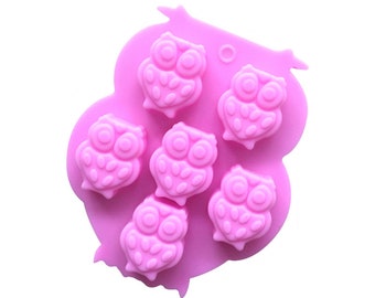 Op de afbeelding: Roze siliconen mal met zes uilvormige holtes. De mal is gevormd als een uil met een tak op zijn rug.