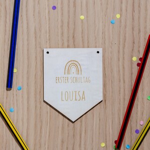 Personalisierter Holz-Anhänger/-Wimpel "Erster Schultag" (RB) / 1. Schultag / Einschulung / Geschenk zur Einschulung / Persönliches Geschenk