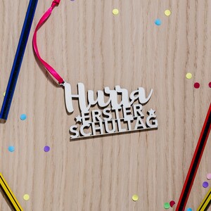 Holz-Anhänger zur Einschulung "Hurra erster Schultag" / 1. Schultag / Einschulung / Geschenk zur Einschulung / Persönliches Geschenk