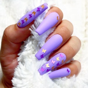 Press-On Nail Set, vernis gel, couleur violet lavande, détails papillon argent et or, mat
