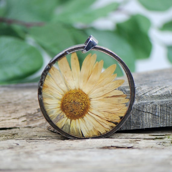 Flower resin necklace deals