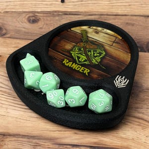 DnD Coaster e Dice Storage - Chip NFC inteligente habilitado - Opções de classe D&D - Acessório Dungeons and Dragons - Presentes para jogadores e DMs