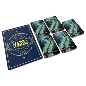 Könnte beinhalten: Eine dunkelblaue League of Legends Spielkarte mit goldenen geometrischen Rändern und fünf kleineren rechteckigen Spielkarten, die eine grüne Tentakel-Illustration, den Text Tentacle, die Zahl 1 und das Label Token Unit Bilgewater zeigen.