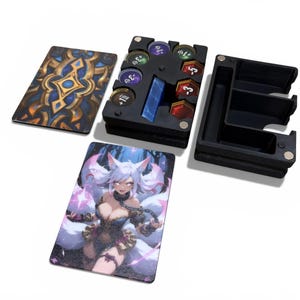 Può includere: Un organizer per carte da gioco nero con vari scomparti e chiusure magnetiche. Include carte da gioco con arte fantasy e gettoni di gioco. L'organizer è progettato per contenere e proteggere i componenti del gioco.