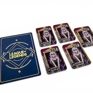 Puede incluir: Un conjunto de cartas del juego League of Legends. Las cartas presentan un diseño morado y dorado con el texto "REFLECTION" y "TOKEN UNIT". También hay una carta azul con el logotipo de League of Legends.