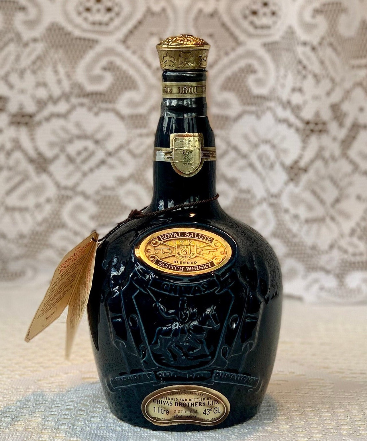 Chivas Royal Salute 21 ans bouteille de whisky écossais mélangé vide avec  bouchon doré 1970 -  Canada