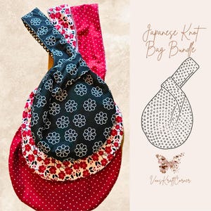 Puede incluir: Un conjunto de bolsas de nudo japonés con varios diseños florales y de lunares. Las bolsas incluyen una bolsa negra con flores blancas, una bolsa floral roja y una bolsa de lunares rojos. El texto "Japanese Knot Bag Bundle" también es visible.