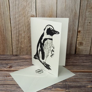 Biglietto d'auguri pinguino stampato a mano su carta riciclata di alta qualità (vuoto all'interno) - Stampa Lino originale fine art con busta inclusa