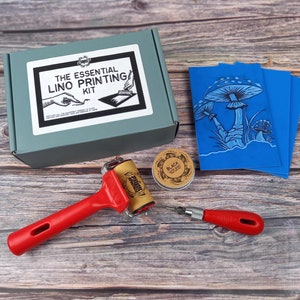 Kit de manualidades con linografía Essentials con guía paso a paso, lino, tinta y rodillo. Todo lo necesario está en la caja.