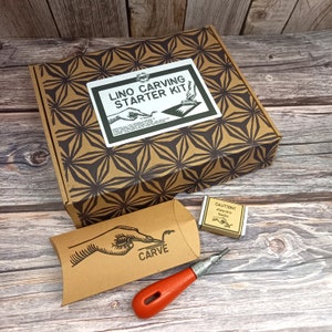 Kit d'impression lino haut de gamme avec 3 projets avec guides étape par étape, 3 types de lino, 5 couleurs d'encre. Tout le nécessaire est dans la boîte.