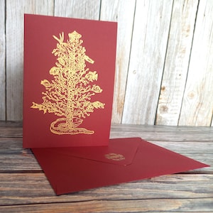 Árvore de Natal com tema marinho, cartão de Natal impresso à mão (em branco no interior) em cartão vermelho escuro em tinta dourada. Cartão único ou pacote de 5 com desconto.