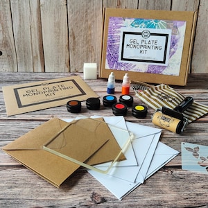 Gel plate printing starter craft kit with genuine, reusable GelliArts gel plate, full instructions and everything you need to get creative.