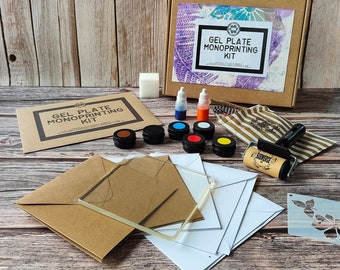 Gel plate printing starter craft kit with genuine, reusable GelliArts gel plate, full instructions and everything you need to get creative.