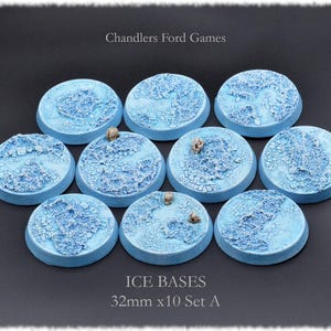 Puede incluir: Diez bases redondas de plástico azul de 32 mm con un diseño de hielo texturizado. Las bases son para usar en juegos de guerra de mesa. ICE BASES 32mm x10 Set A
