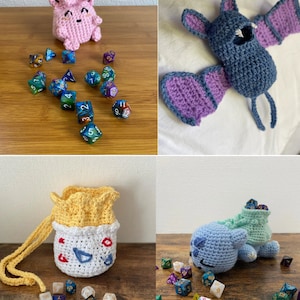 Könnte beinhalten: Vier gehäkelte Würfelbeutel in verschiedenen Formen und Farben, darunter ein pink-weißes Pokémon-inspiriertes Charakter, eine lila-blaue Fledermaus, ein gelber und weißer Kordelbeutel und ein blauer und grüner Drache. Jeder Beutel ist mit bunten Würfeln gefüllt.