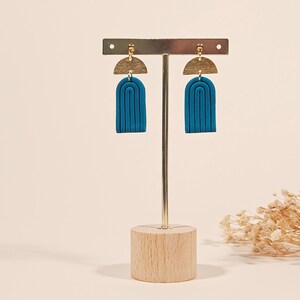 Blauwgroene boog hangoorbellen | Handgemaakte oorbellen van polymeerklei | Lichtgewicht statement-sieraden