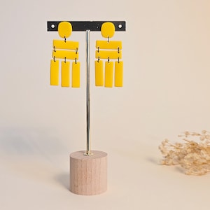 Heldergele oorbellen met geometrische gong – Handgemaakte statement oorbellen van polymeerklei – Gedurfde retro-sieraden