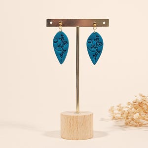 Blauwgroene gebloemde gezichtshangoorbellen: handgemaakte sieraden van polymeerklei