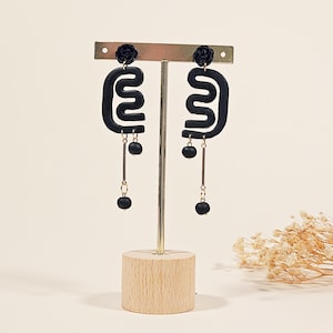 Uitdagende zwarte abstracte hangoorbellen | Handgemaakte oorbellen van polymeerklei | Lichtgewicht statement-sieraden | ClayfullyMade