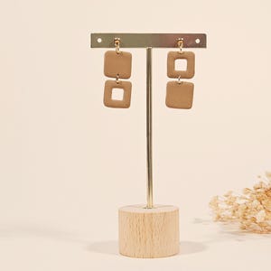 Beige geometrische oorbellen van polymeerklei: lichtgewicht moderne hanger