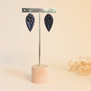 Zwarte oorbellen met bloemen: handgemaakte polymeerklei hangsieraden