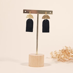 Zwarte boogoorbellen met gouden accent | Handgemaakte oorbellen van polymeerklei | Lichtgewicht statement-sieraden