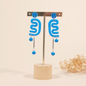 Uitdagende blauwe abstracte hangoorbellen | Handgemaakte oorbellen van polymeerklei | Lichtgewicht statement-sieraden | ClayfullyMade