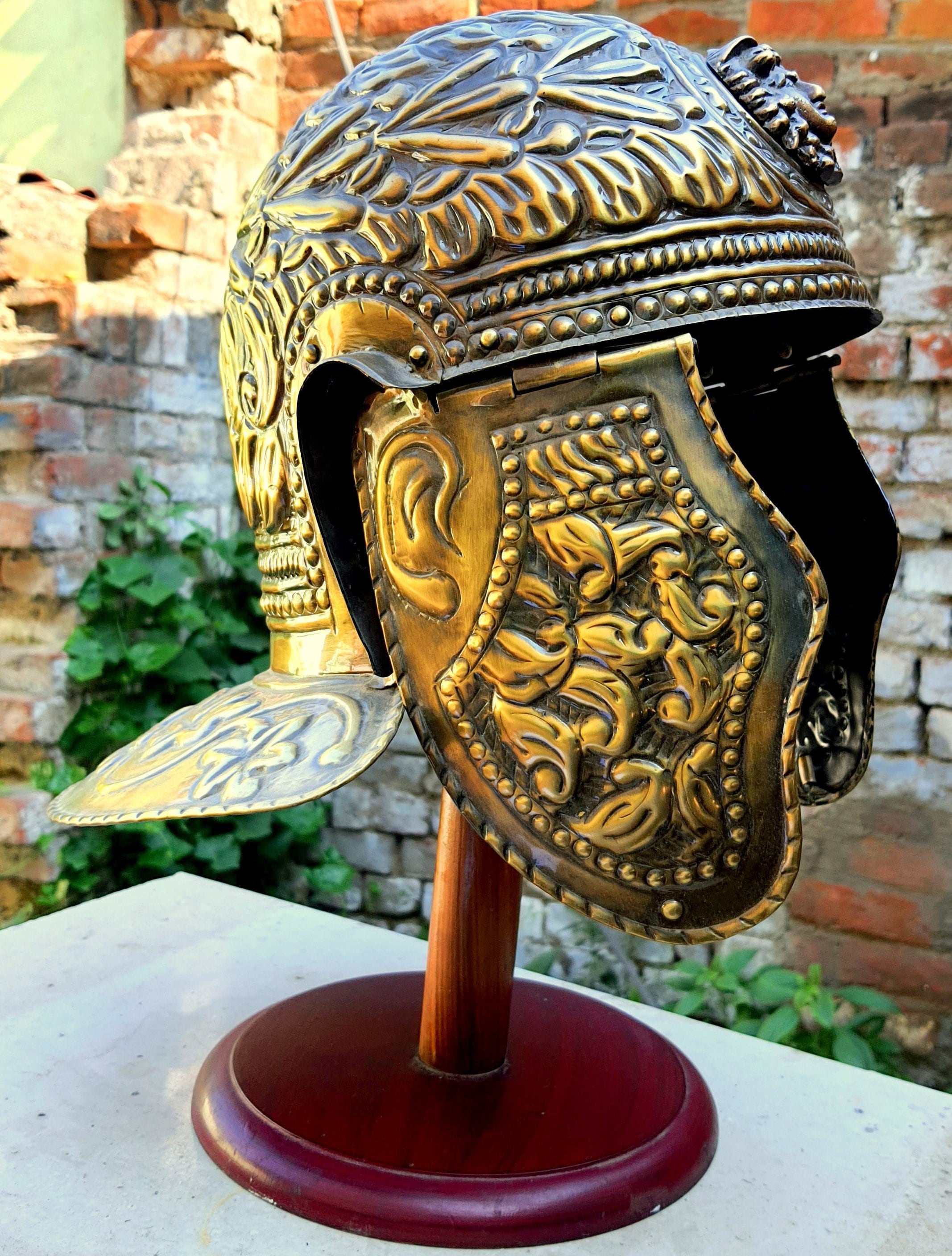 Mittelalterlicher Römer Helm Messing Helm Xanten Gallischer Helm Hand