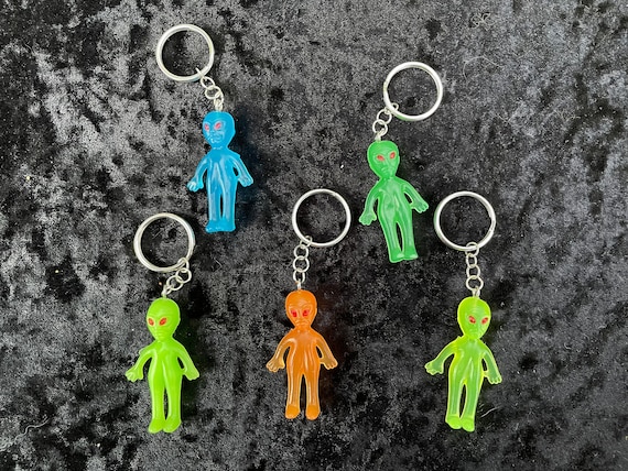 激レア　ALIEN GLOW-IN-THE-DARK KEYRING Amazon.com: Off the Wall Toys Alien Glow-in-the-Dark
