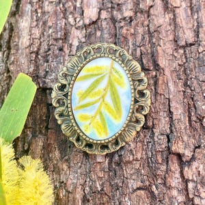 Spilla, acacia longifolia, mimosa dorata, arte originale, disegno a matita, gioielli botanici, flora, spilla a forma di fiore, cabochon, stile vintage