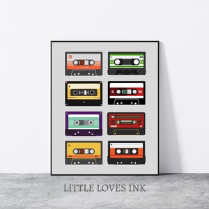 Puede incluir: Una impresi&oacute;n digital con nueve cintas de cassette de colores sobre un fondo gris. La impresi&oacute;n incluye el texto "LITTLE LOVES INK".