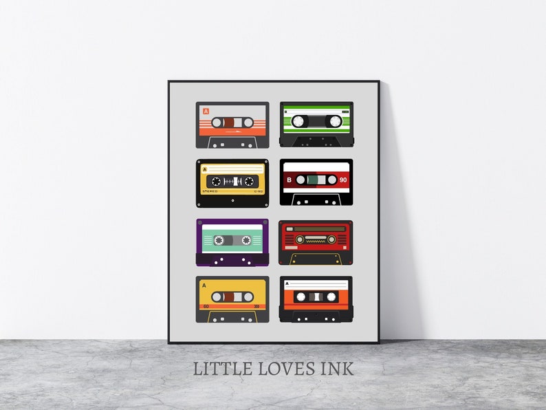 Puede incluir: Una impresi&oacute;n digital con nueve cintas de cassette de colores sobre un fondo gris. La impresi&oacute;n incluye el texto "LITTLE LOVES INK".
