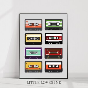 Puede incluir: Un dise&ntilde;o de arte de pared imprimible con ocho cintas de cassette vintage en varios colores, incluidos rojo, verde, amarillo y morado. El dise&ntilde;o est&aacute; sobre un fondo gris e incluye el texto "LITTLE LOVES INK".