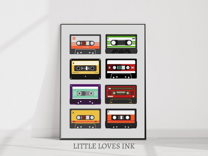 Puede incluir: Un dise&ntilde;o de arte de pared imprimible con ocho cintas de cassette vintage en varios colores, incluidos rojo, verde, amarillo y morado. El dise&ntilde;o est&aacute; sobre un fondo gris e incluye el texto "LITTLE LOVES INK".