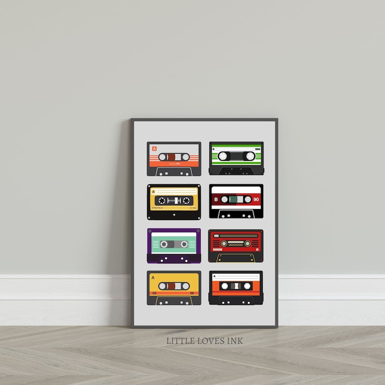 Puede incluir: Una impresi&oacute;n digital que presenta una colecci&oacute;n de nueve cintas de cassette vintage en varios colores y dise&ntilde;os. La impresi&oacute;n est&aacute; enmarcada en un marco negro y tiene el texto "LITTLE LOVES INK" en la parte inferior.