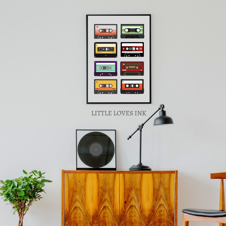Puede incluir: Una impresi&oacute;n enmarcada de una colecci&oacute;n de cintas de cassette coloridas con el texto "LITTLE LOVES INK" debajo de la imagen.