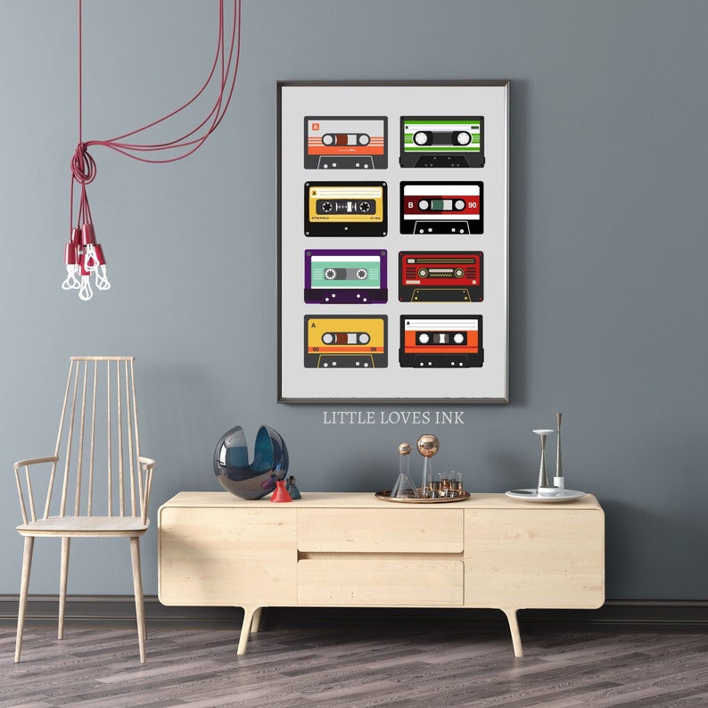 Puede incluir: Una impresi&oacute;n enmarcada de un dise&ntilde;o de cinta de casete vintage con una variedad de colores y patrones. La impresi&oacute;n se titula "Little Loves Ink".