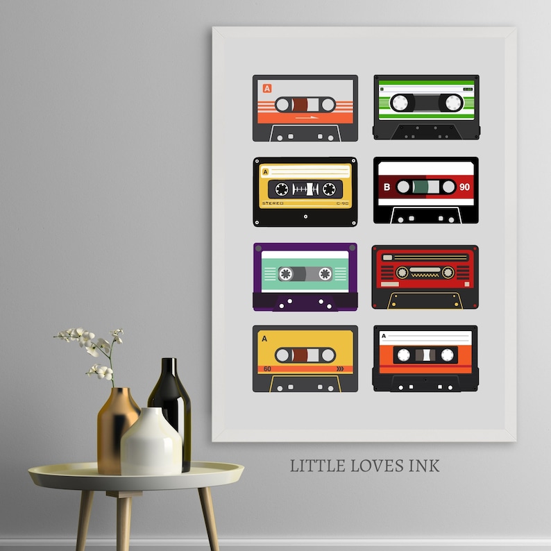 Puede incluir: Una impresi&oacute;n enmarcada de nueve cintas de cassette de colores, cada una con diferentes etiquetas y dise&ntilde;os. La impresi&oacute;n se titula "LITTLE LOVES INK".