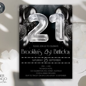 Op de afbeelding: Zwarte en zilveren verjaardagsuitnodiging met een groot zilveren nummer 21, de tekst "Brooklyn's 21st Birthday" en de datum "Saturday 25 September".