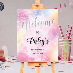 Könnte beinhalten: Ein Willkommenszeichen für eine Geburtstagsparty mit einem Aquarellhintergrund in Rosa-, Lila- und Gelbtönen. Das Schild lautet "Willkommen zur Geburtstagsparty von Finley 12. August 20XX".