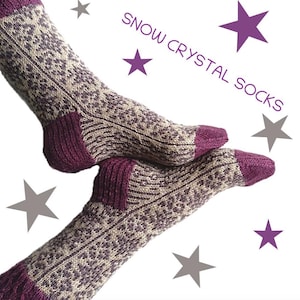 Pode incluir: Um par de meias de tricô com um padrão de floco de neve roxo e bege. As meias são chamadas de "Snow Crystal Socks".