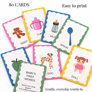 Pode incluir: Flashcards coloridos para bebês com o texto "Baby's First Words". Os cartões apresentam ilustrações de um ursinho de pelúcia, uma xícara, uma mamadeira, uma colher, um cachorro e uma boneca. O texto "80 cartões" e "Fácil de imprimir" também é visível.