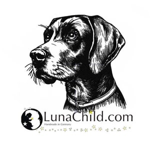 Könnte beinhalten: Schwarzweiß-Illustration eines Hundekopfes, der nach links schaut. Der Hund trägt ein Halsband. Der Text "LunaChild.com" befindet sich unter dem Bild, darunter die Worte "Handmade in Germany".