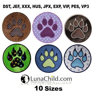 Könnte beinhalten: Sechs kreisförmige Stickmuster mit Pfotenabdrücken in verschiedenen Farben und Mustern. Die Designs umfassen braune, lila, schwarze, grüne, blaue und hellblaue Pfotenabdrücke. Der Text "10 Sizes" befindet sich unten.