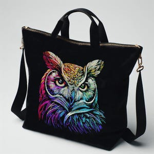 Könnte beinhalten: Eine schwarze Canvas-Tragetasche mit einem bunten gestickten Eulenmotiv. Die Federn der Eule sind ein Regenbogen aus Farben, darunter Rot, Orange, Gelb, Grün, Blau und Lila.