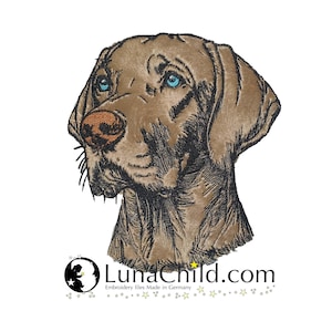 Puede incluir: Diseño bordado de un perro Braco Alemán de Pelo Corto marrón y negro con ojos azules. La cabeza del perro está girada hacia un lado y sus orejas son caídas. El diseño está sobre un fondo blanco.